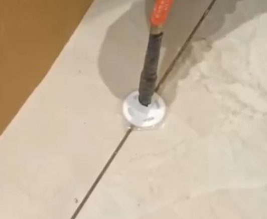 汪清瓷砖空鼓维修公司专业解答瓷砖在铺贴过程中，如果没有涂抹均匀到位的粘结材料（如水泥砂浆或瓷砖胶），可能会导致以下问题